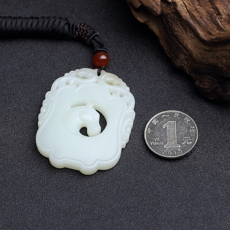 天然白玉镂雕马吊坠-红掌柜