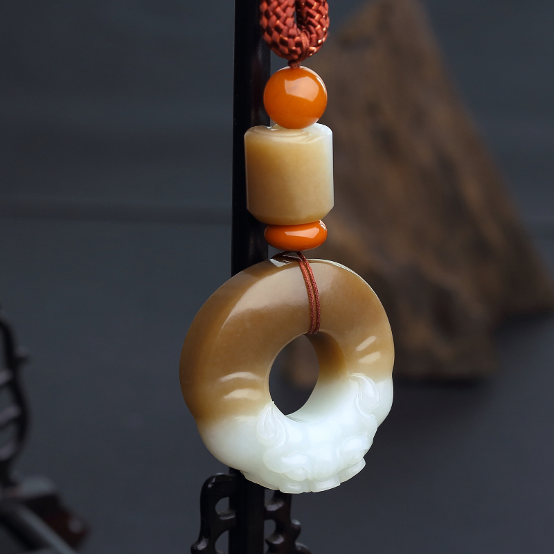 俏色和田玉山料貔貅挂件-红掌柜