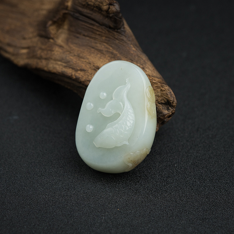 青白玉年年有余吊坠-红掌柜