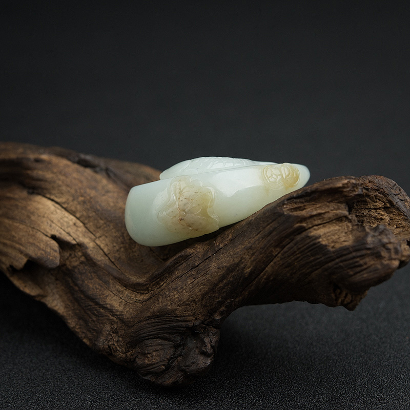 俄料青白玉年年有余吊坠-红掌柜