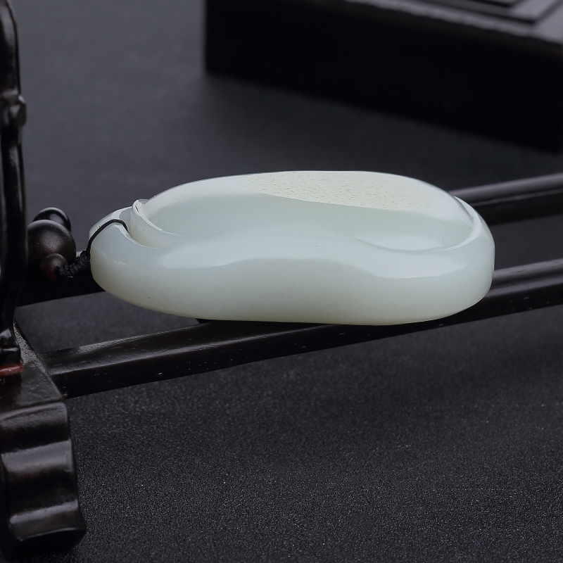 俄料天然青白玉山料手把件-红掌柜