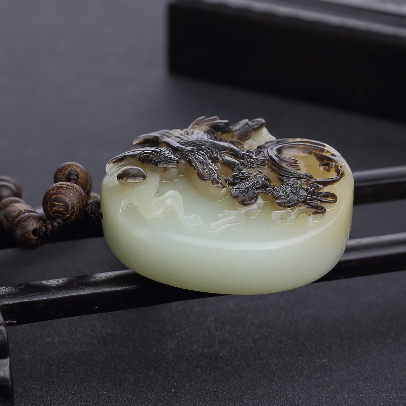 俄料俏色和田玉山料手把件-红掌柜