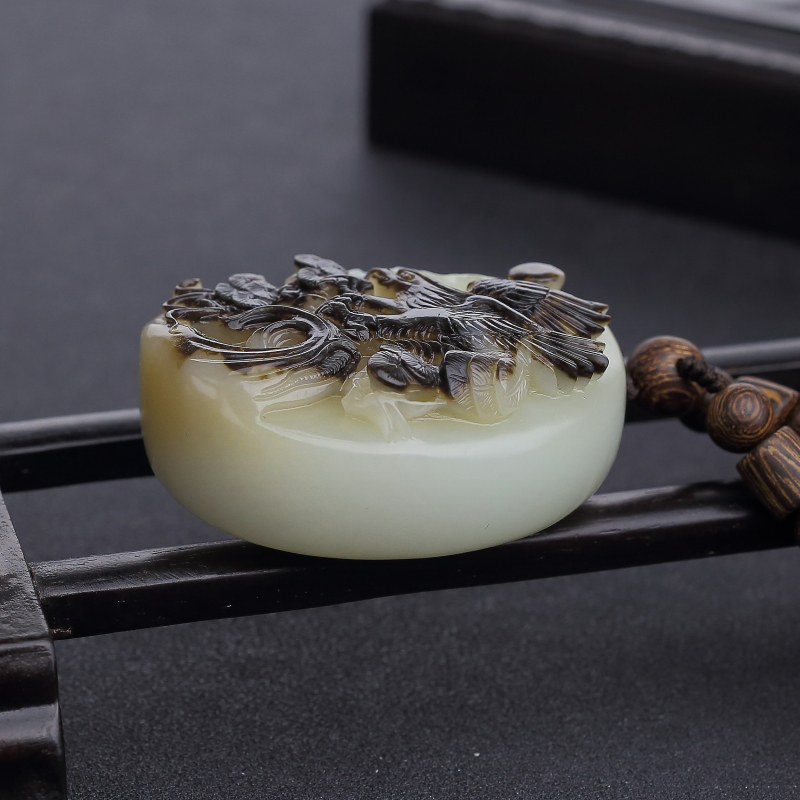 和田玉山料雄鹰手把件-红掌柜