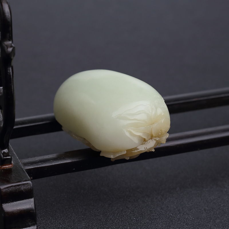 俄料天然俏色和田玉山料吊坠-红掌柜