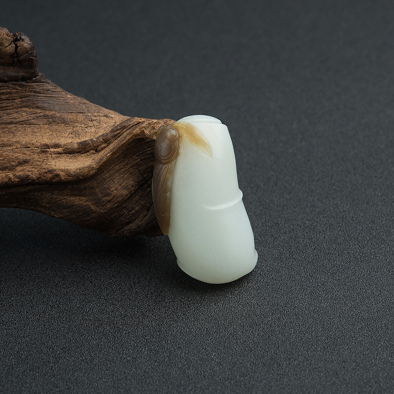 俏色和田玉山料竹节吊坠-红掌柜