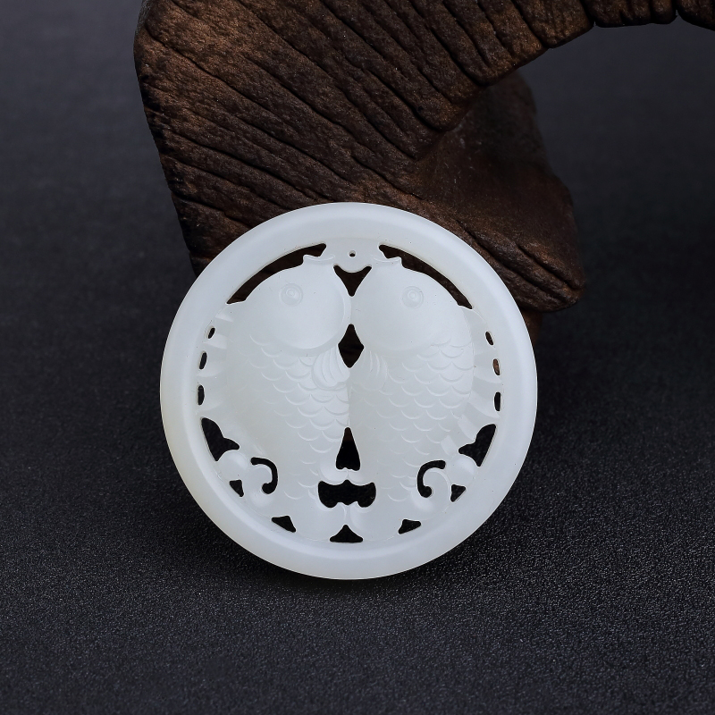 俄料天然白玉山料镂雕年年有余吊坠-红掌柜