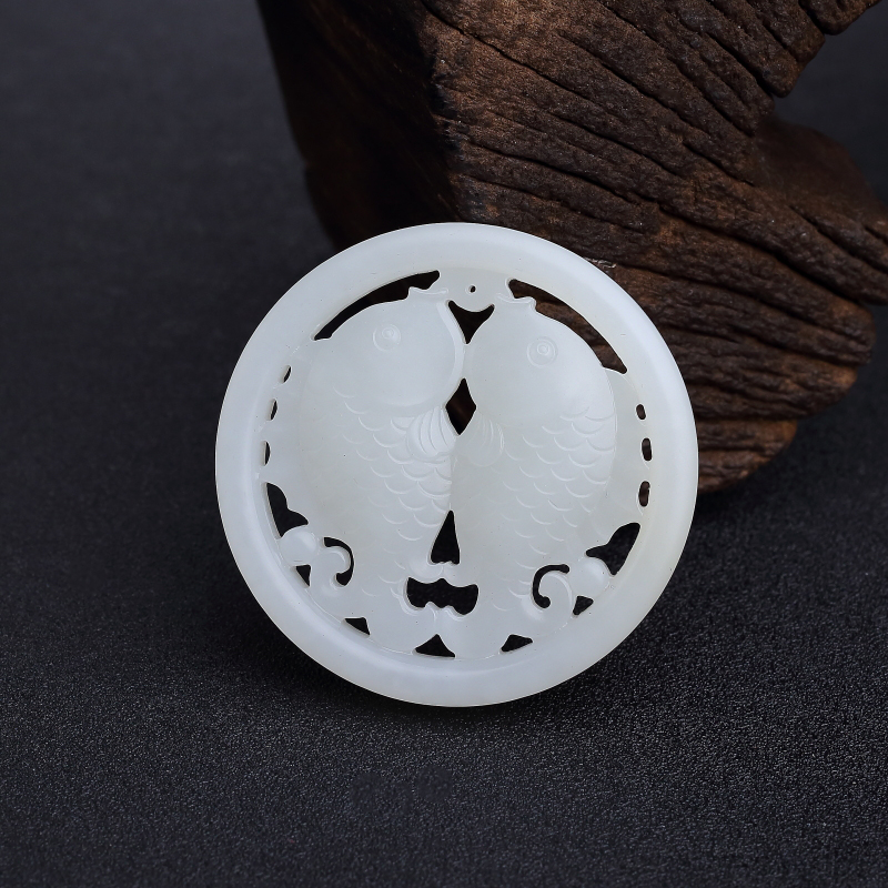 俄料天然白玉镂雕年年有余吊坠-红掌柜