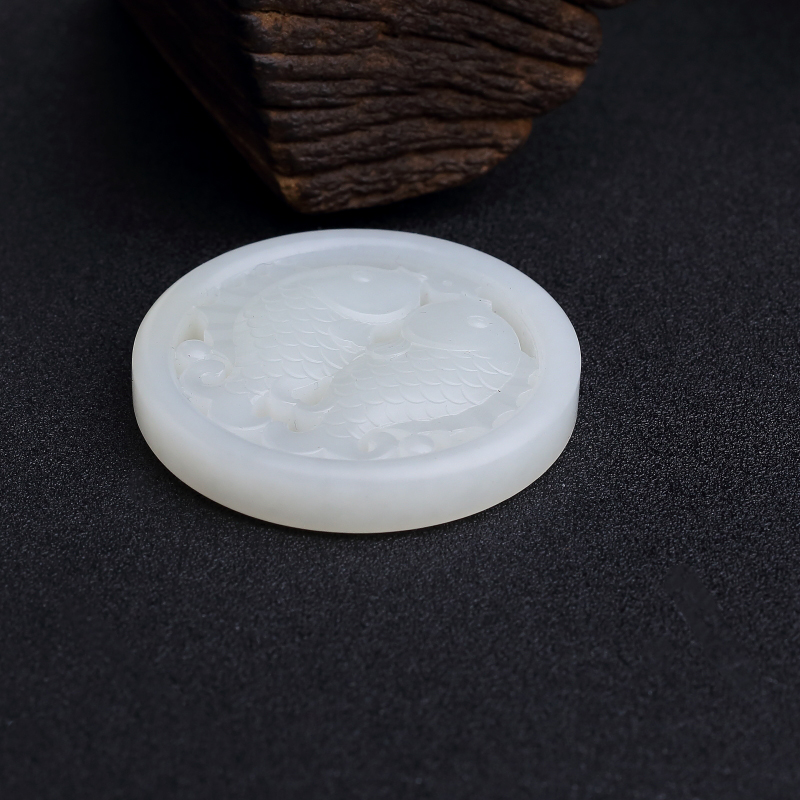 俄料天然白玉山料镂雕吊坠-红掌柜