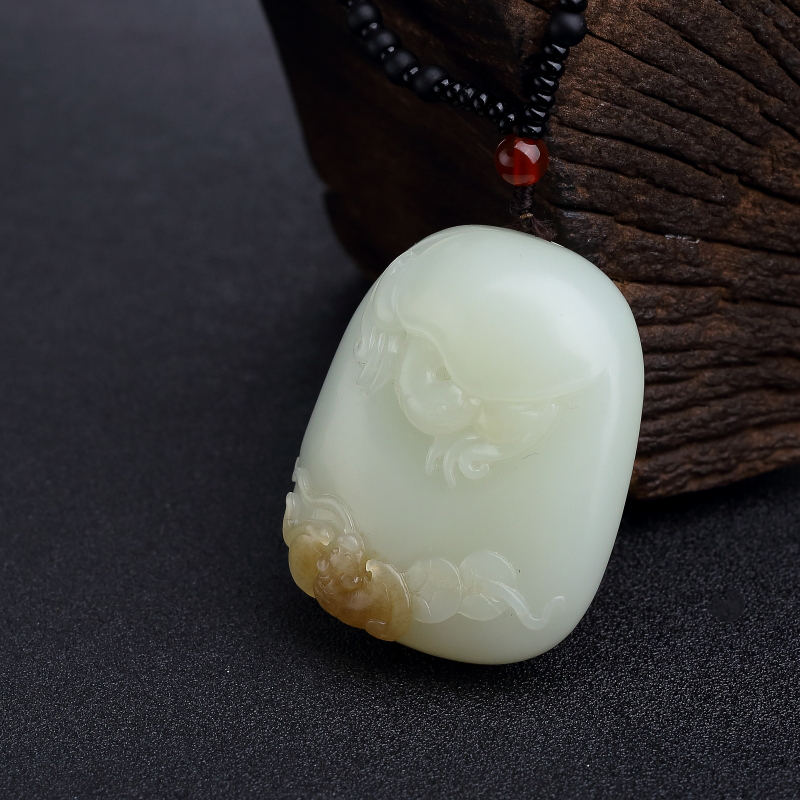 天然俏色和田玉山料富贵吊坠-红掌柜