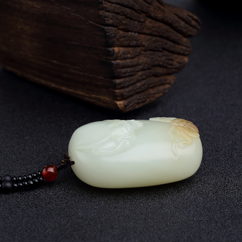 俄料天然俏色和田玉富贵吊坠-红掌柜