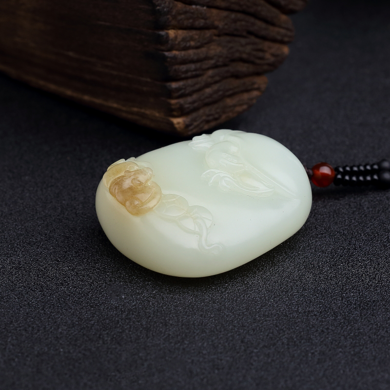 俄料天然俏色和田玉山料吊坠-红掌柜