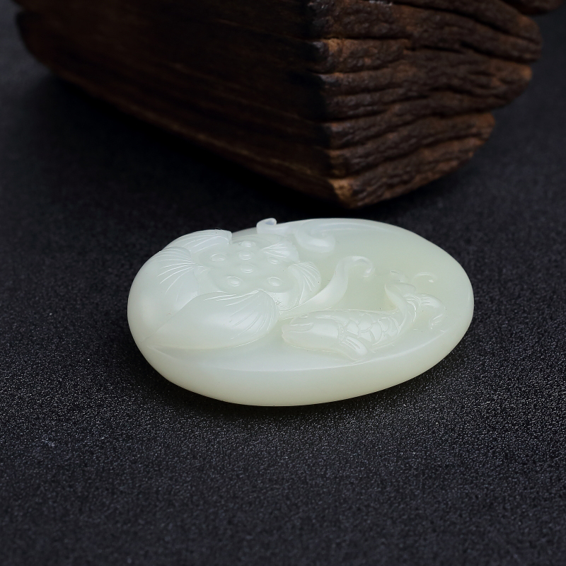 青白玉山料连年有余吊坠-红掌柜