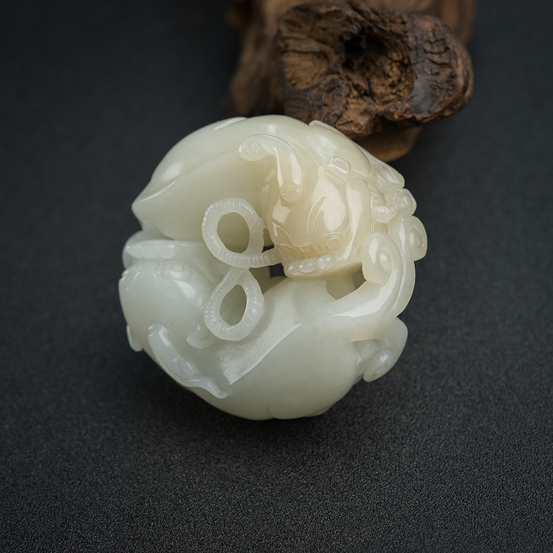 俄料俏色和田玉貔貅手把件-红掌柜