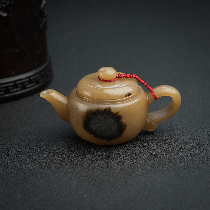 俄料山料俏色和田玉茶壶摆件-红掌柜