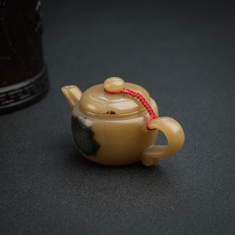 山料俏色和田玉茶壶摆件-红掌柜