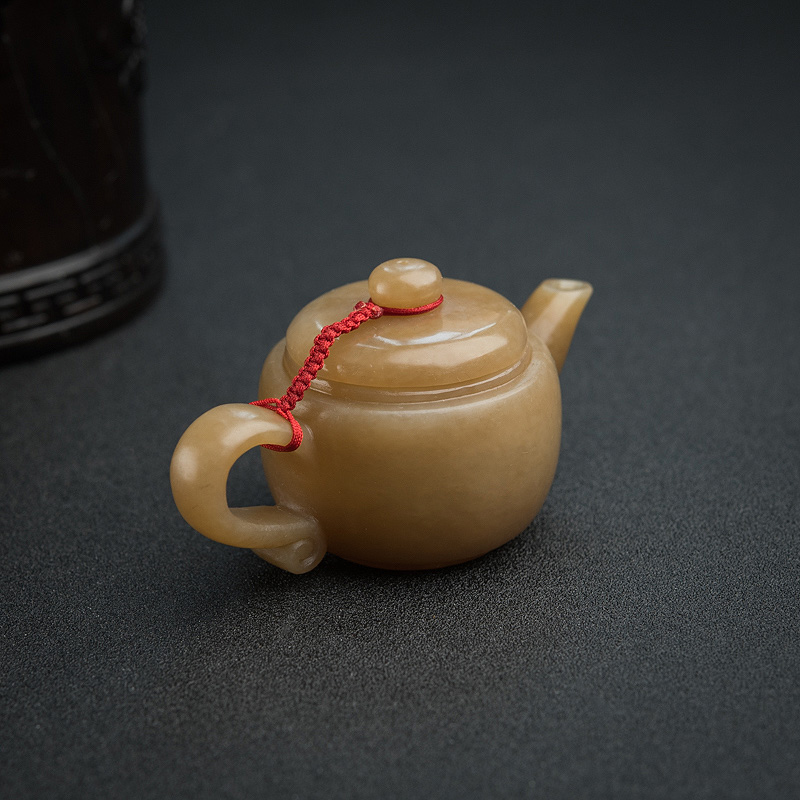 俄料俏色和田玉茶壶摆件-红掌柜