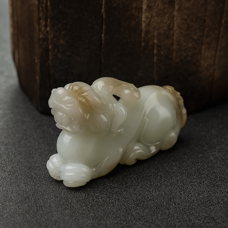 俏色和田玉山料貔貅手把件-红掌柜