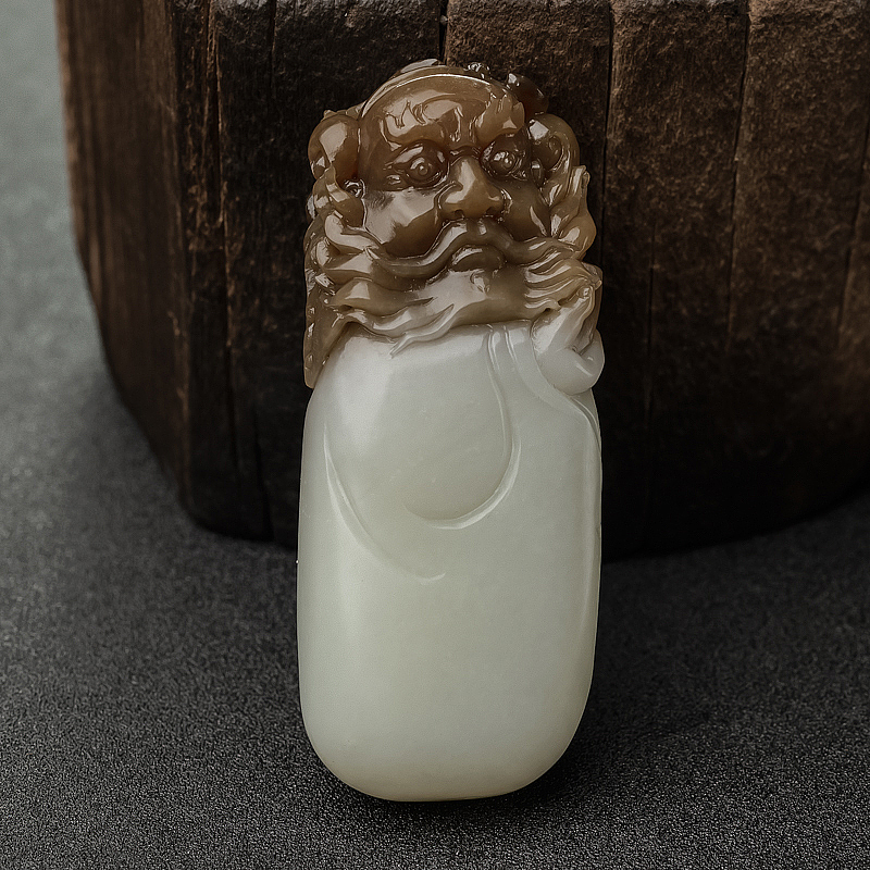 俄料俏色和田玉山料钟馗手把件-红掌柜