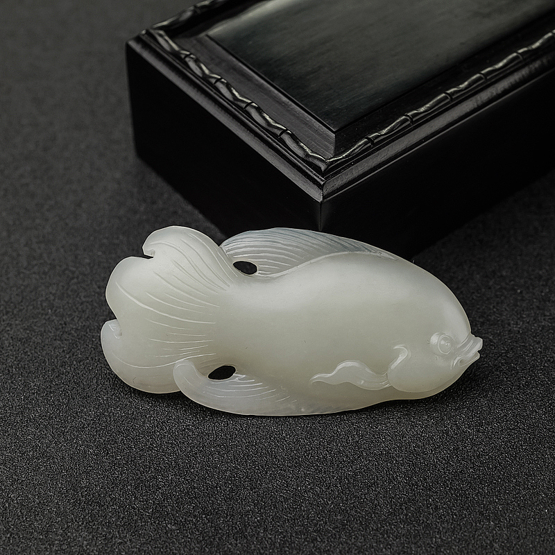 俄料山料和田玉年年有余吊坠-红掌柜