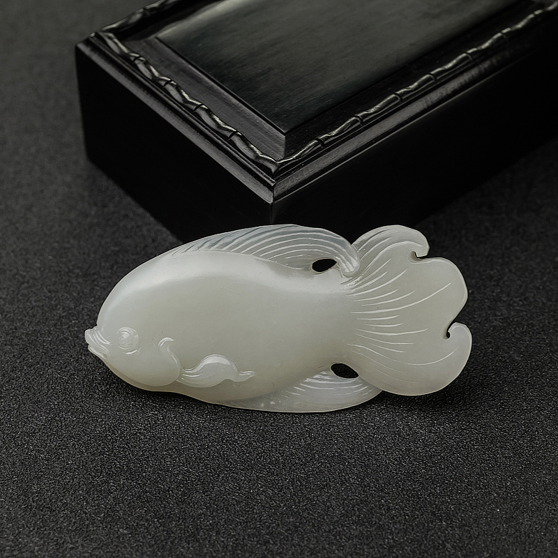 和田玉年年有余吊坠-红掌柜