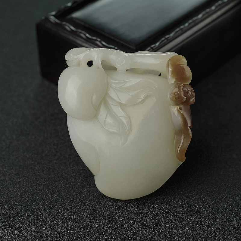 和田玉镂雕福寿双全吊坠-红掌柜