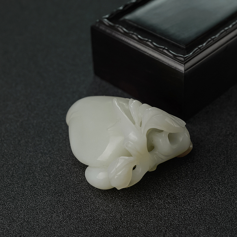 山料俏色和田玉镂雕吊坠-红掌柜