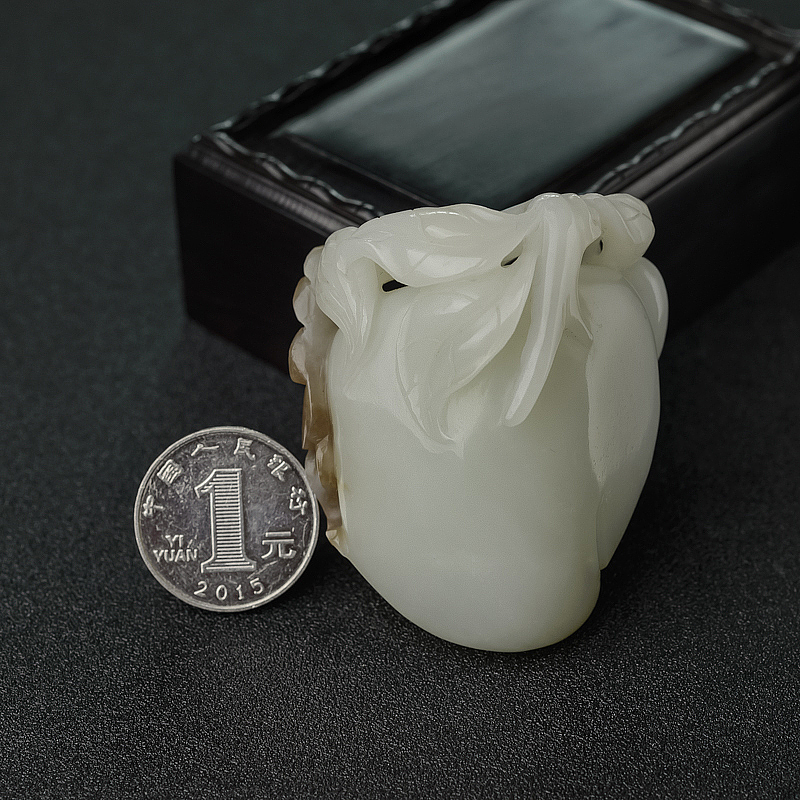 山料俏色和田玉吊坠-红掌柜