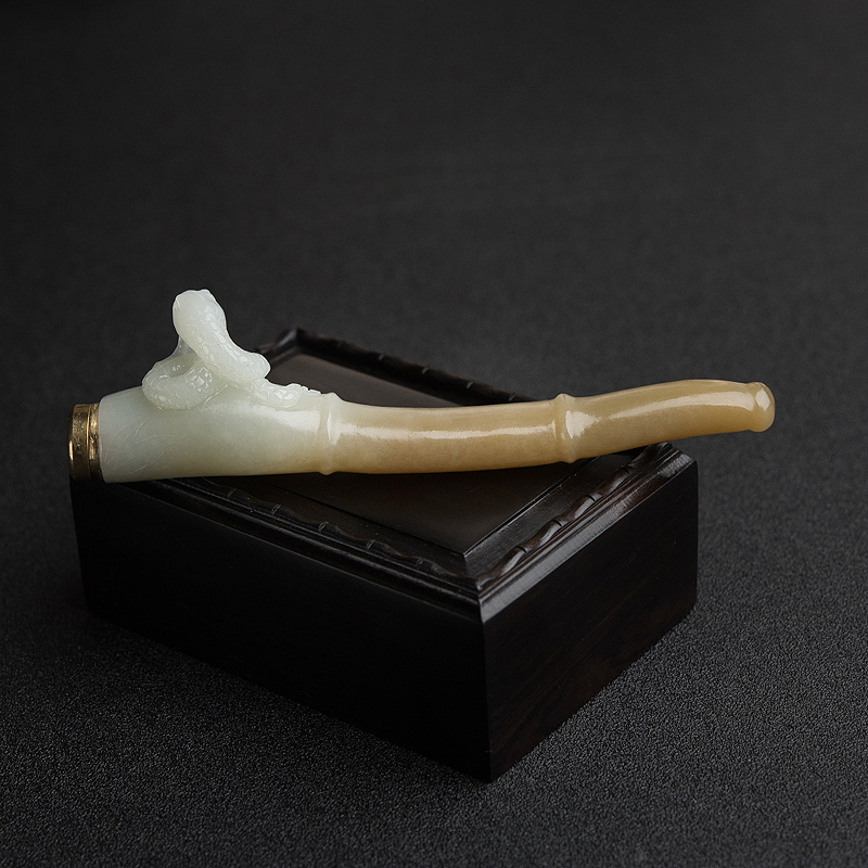 天然俏色和田玉烟嘴-红掌柜