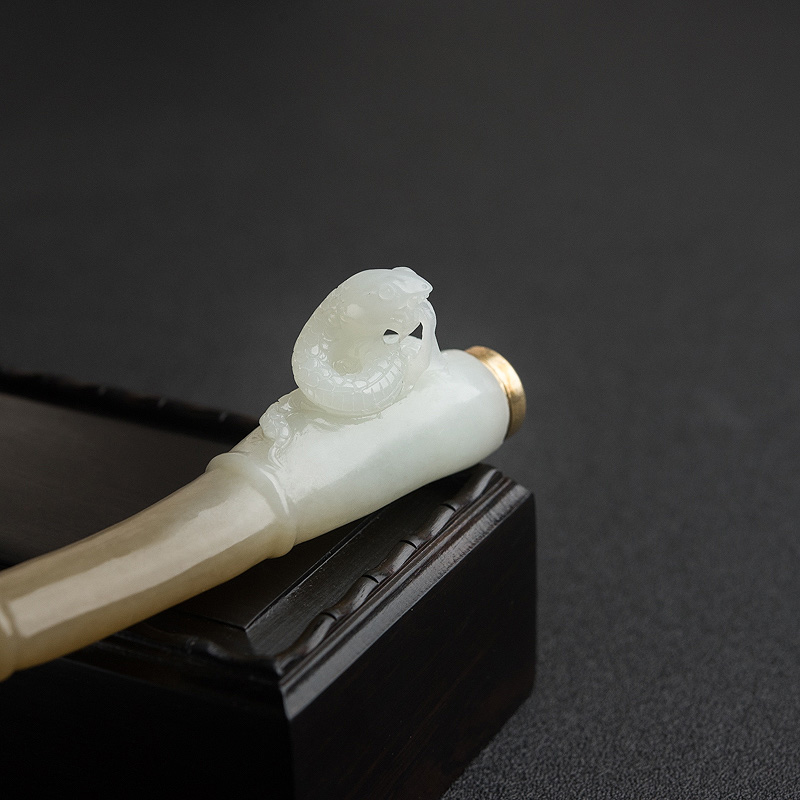 山料俏色和田玉烟嘴-红掌柜