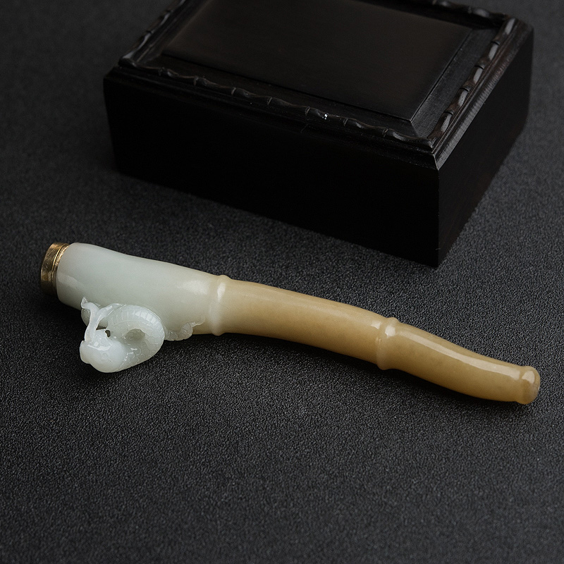 俏色和田玉烟嘴-红掌柜