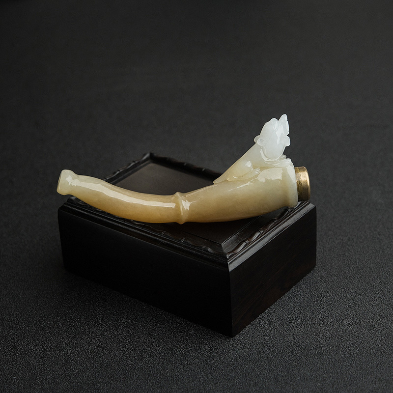 山料天然俏色和田玉烟嘴-红掌柜