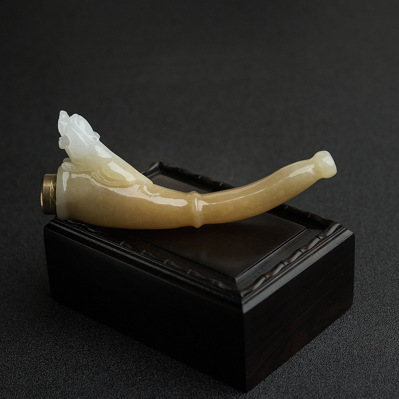 山料俏色和田玉烟嘴-红掌柜