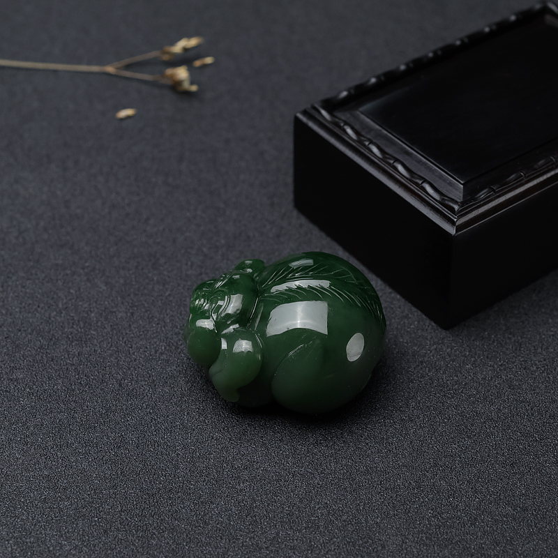 天然和田青玉招财猪吊坠-红掌柜