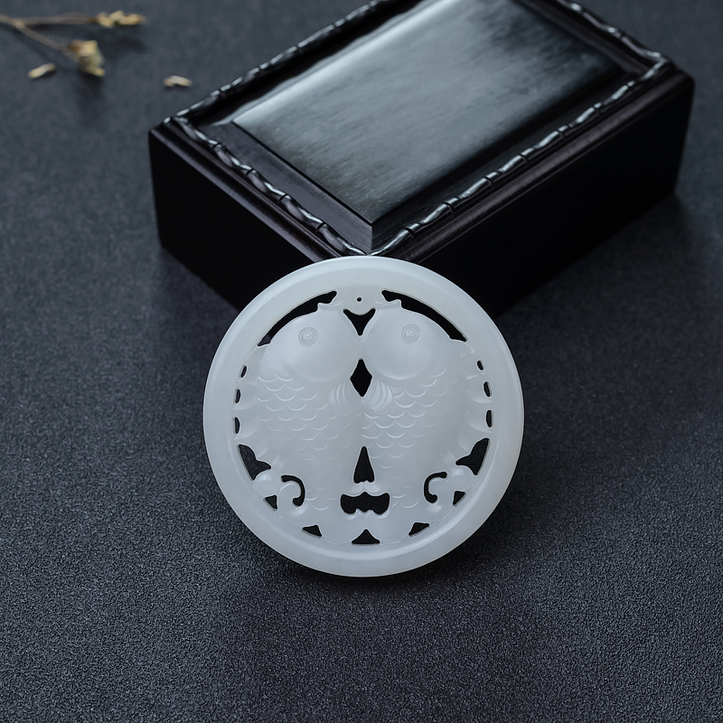 山料和田白玉年年有余吊坠-红掌柜