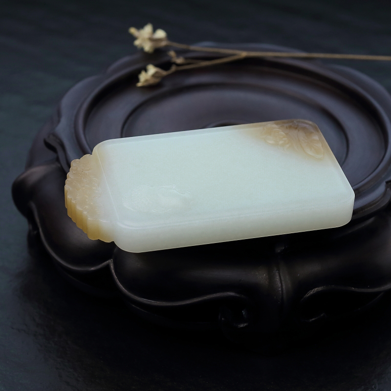 天然山料俏色和田玉吊坠-红掌柜