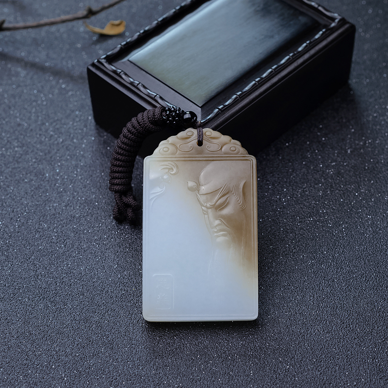 山料俏色和田玉关公吊坠-红掌柜