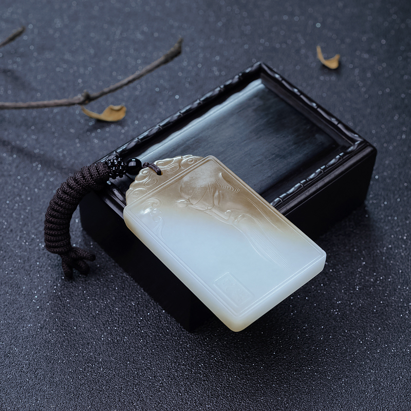 山料俏色和田玉吊坠-红掌柜