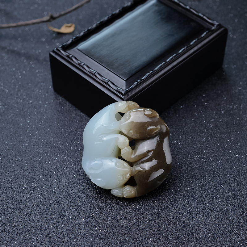 山料俏色和田玉貔貅吊坠-红掌柜