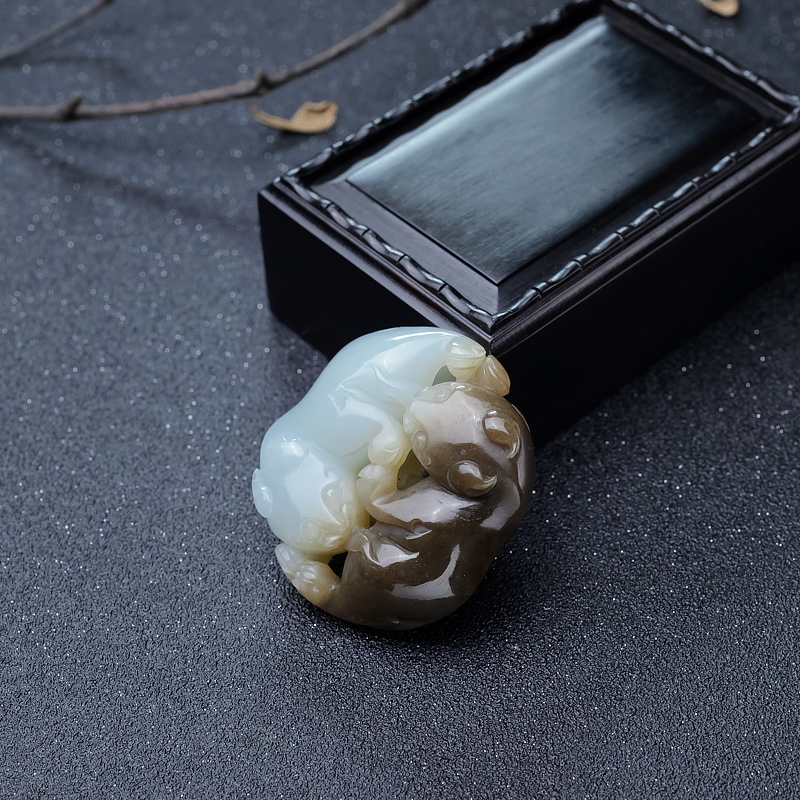 俏色和田玉貔貅吊坠-红掌柜