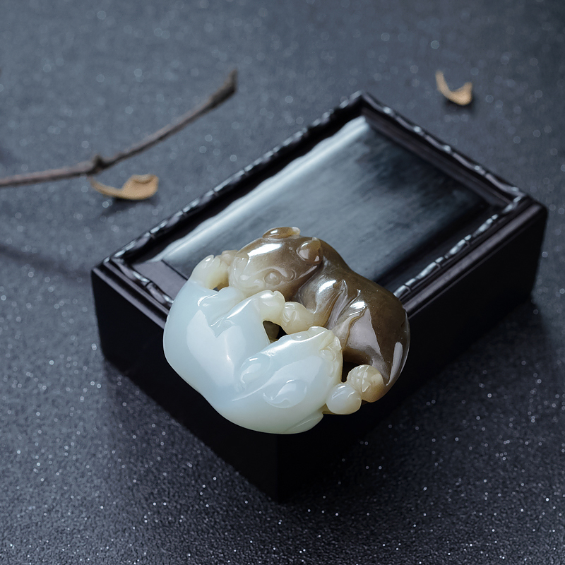 山料俏色和田玉吊坠-红掌柜