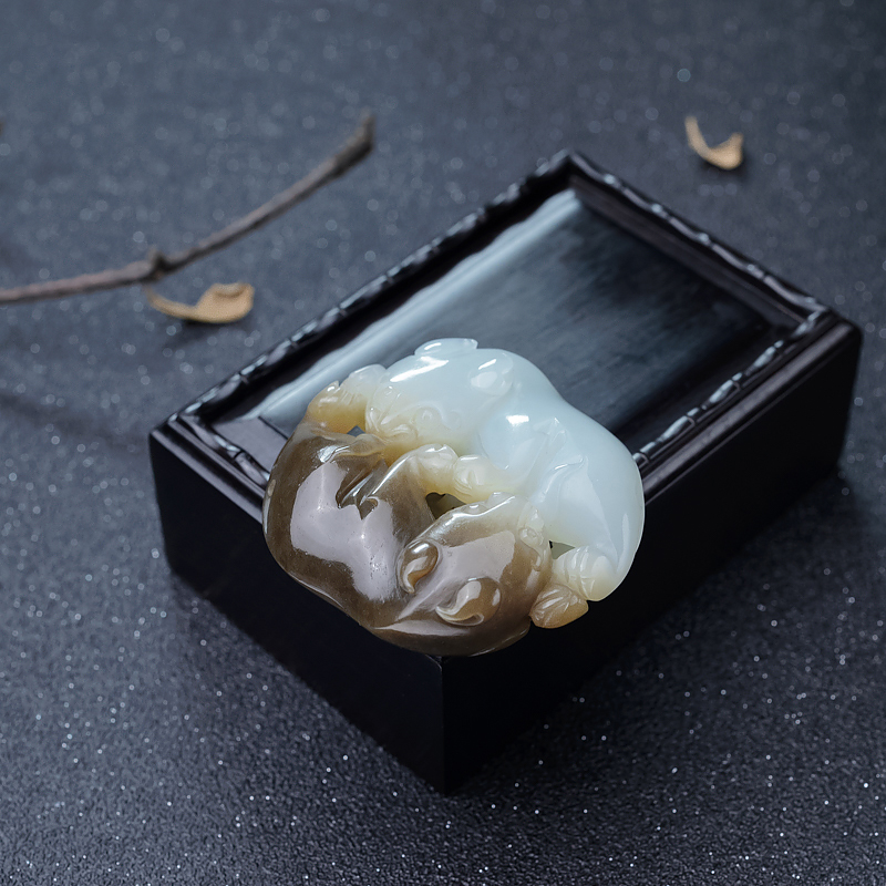 山料俏色和田玉貔貅-红掌柜