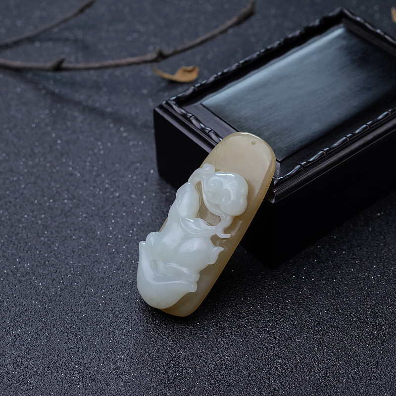 俏色和田玉灵兔献瑞吊坠-红掌柜