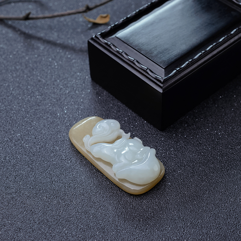 山料俏色和田玉灵兔献瑞-红掌柜