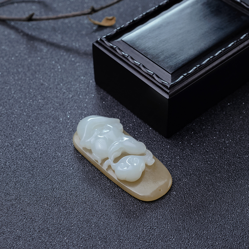 天然和田玉灵兔献瑞吊坠-红掌柜