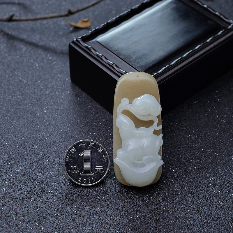 俄料和田玉灵兔献瑞吊坠-红掌柜