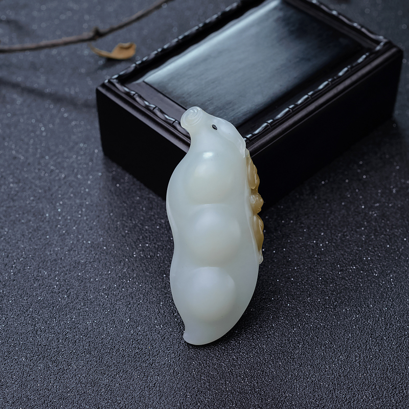 山料俏色和田玉福豆吊坠-红掌柜