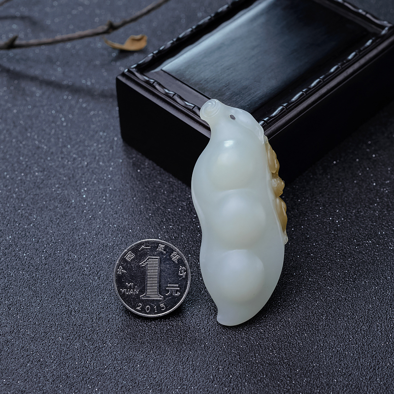 俏色和田玉福豆-红掌柜