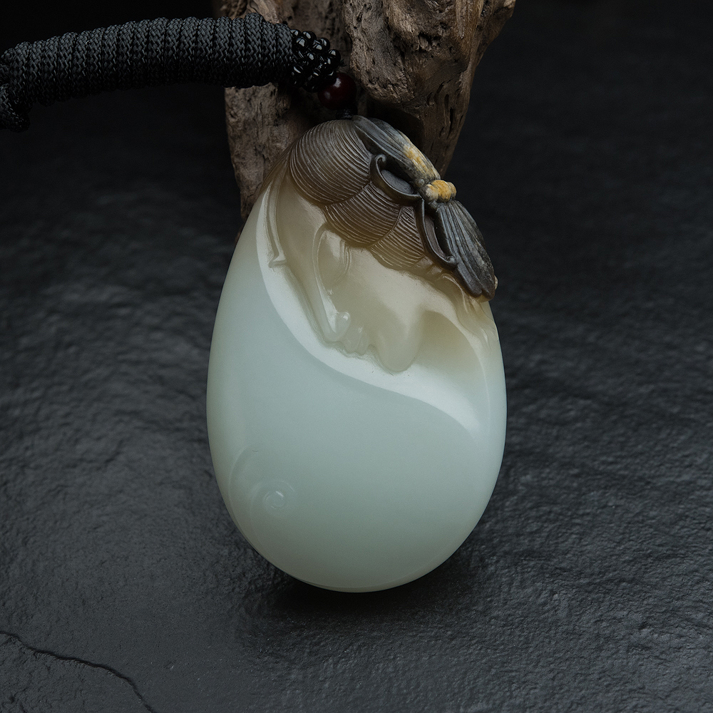 山料俏色和田玉美女吊坠-红掌柜