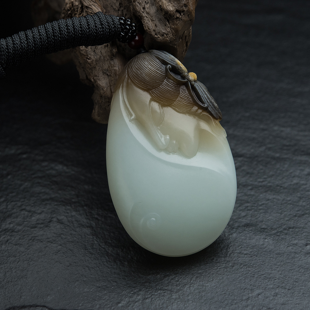 俏色和田玉美女吊坠-红掌柜