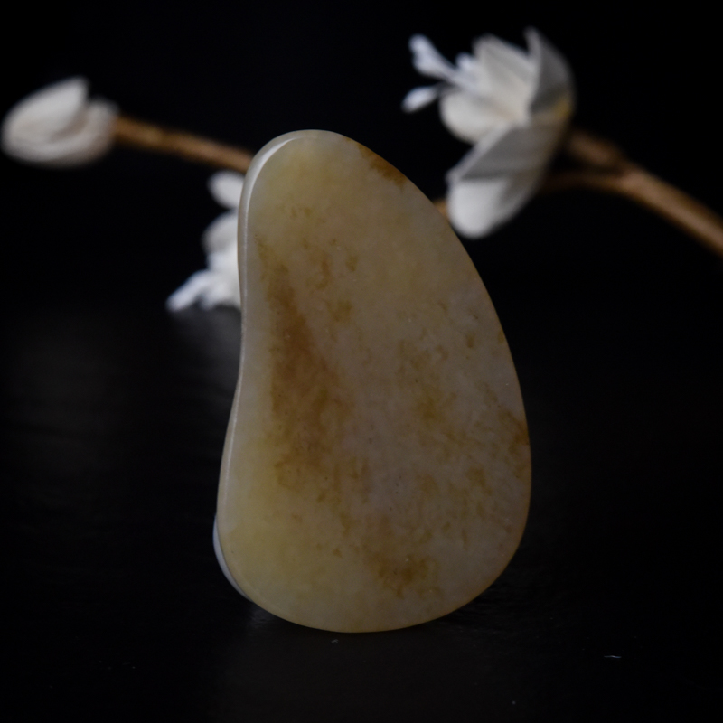 天然山料俏色和田玉灵兔献瑞吊坠-红掌柜